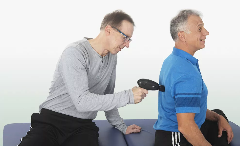 Bob & Brad Physiotherapeuten nutzen Massagepistole